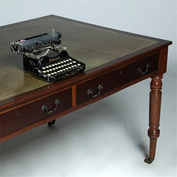 Grote foto engelse mahonie schrijftafel met groen leer en twee laden ca 1880 no381260 antiek en kunst stoelen en banken