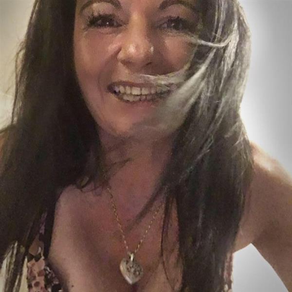 Grote foto nieuw begin na en moeilijke periode contacten en berichten vrouw zoekt man