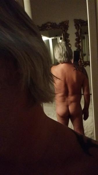 Grote foto jong gebleven man mist de intieme warmte erotiek contact man tot vrouw