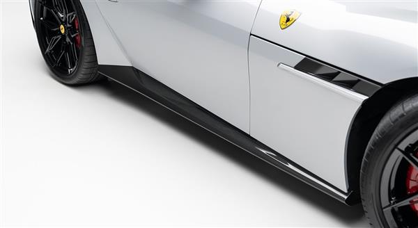 Grote foto dit betreft een set ferrari 12cilindri carbon novitec side skirt extensions auto onderdelen tuning en styling