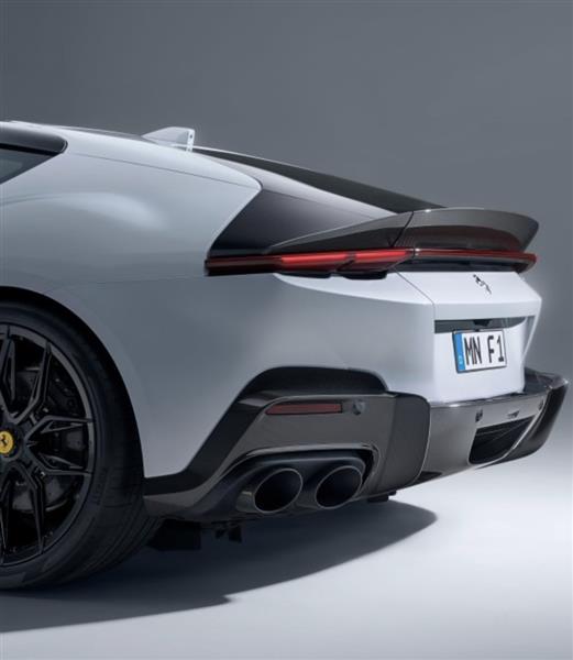 Grote foto dit betreft een ferrari 12cilindri carbon novitec kofferbak spoiler lip auto onderdelen tuning en styling