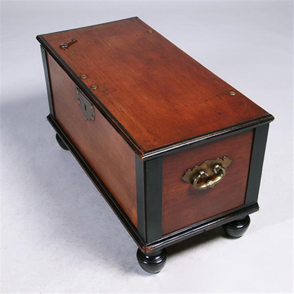 Grote foto kleine koloniale kist ca 1800 in djati met zwarte details en brons beslag no.381230 antiek en kunst stoelen en banken