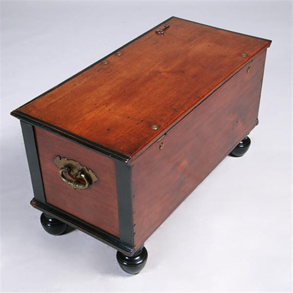 Grote foto kleine koloniale kist ca 1800 in djati met zwarte details en brons beslag no.381230 antiek en kunst stoelen en banken