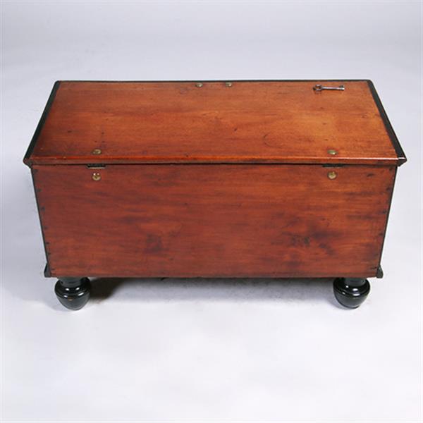 Grote foto kleine koloniale kist ca 1800 in djati met zwarte details en brons beslag no.381230 antiek en kunst stoelen en banken