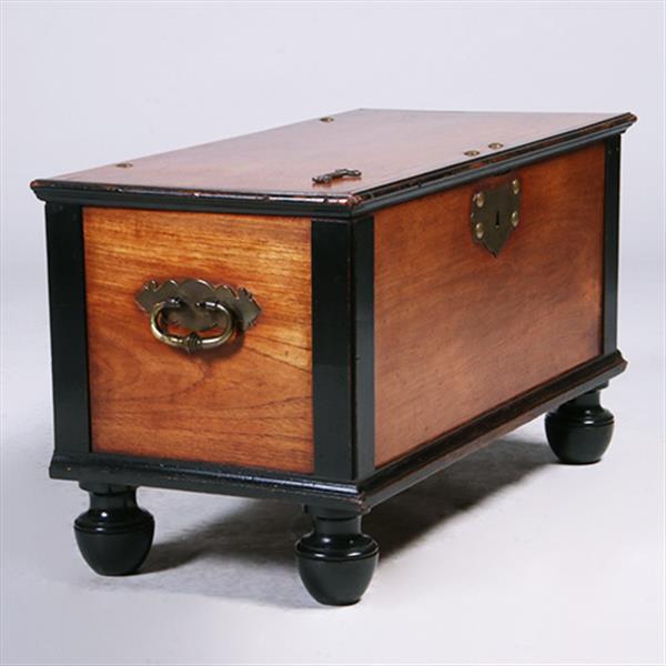 Grote foto kleine koloniale kist ca 1800 in djati met zwarte details en brons beslag no.381230 antiek en kunst stoelen en banken