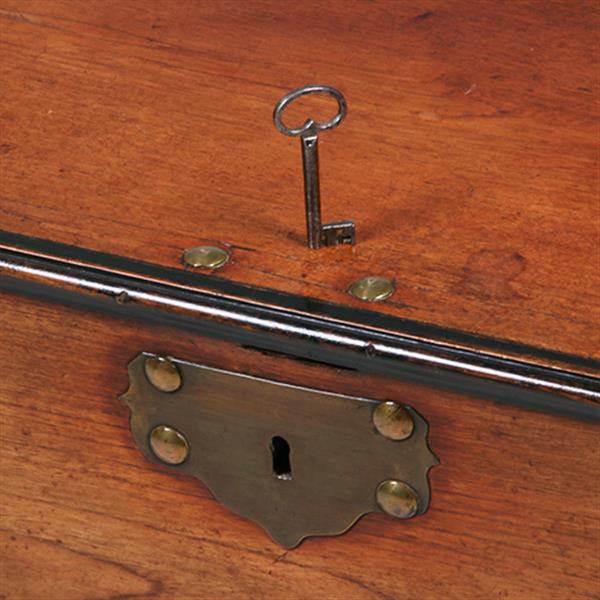 Grote foto kleine koloniale kist ca 1800 in djati met zwarte details en brons beslag no.381230 antiek en kunst stoelen en banken