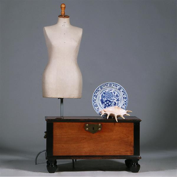 Grote foto kleine koloniale kist ca 1800 in djati met zwarte details en brons beslag no.381230 antiek en kunst stoelen en banken