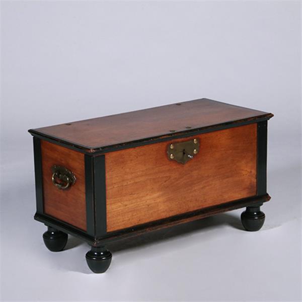 Grote foto kleine koloniale kist ca 1800 in djati met zwarte details en brons beslag no.381230 antiek en kunst stoelen en banken