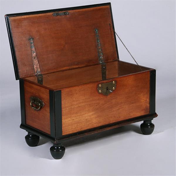 Grote foto kleine koloniale kist ca 1800 in djati met zwarte details en brons beslag no.381230 antiek en kunst stoelen en banken