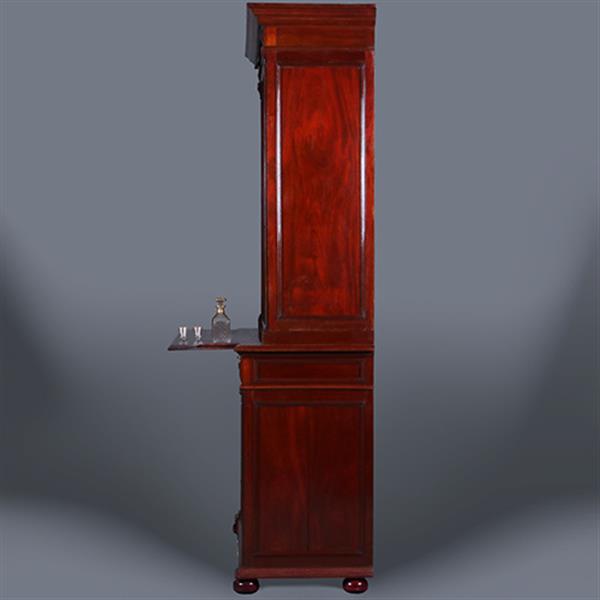 Grote foto kolossale franse mahonie boekenkast of servieskast met statige getoogde deuren en geslepen glas no antiek en kunst stoelen en banken