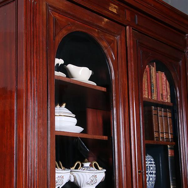 Grote foto kolossale franse mahonie boekenkast of servieskast met statige getoogde deuren en geslepen glas no antiek en kunst stoelen en banken