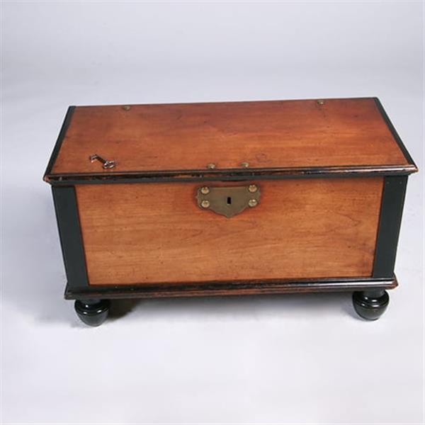 Grote foto kleine koloniale kist ca 1800 in djati met zwarte details en brons beslag no.381230 antiek en kunst stoelen en banken