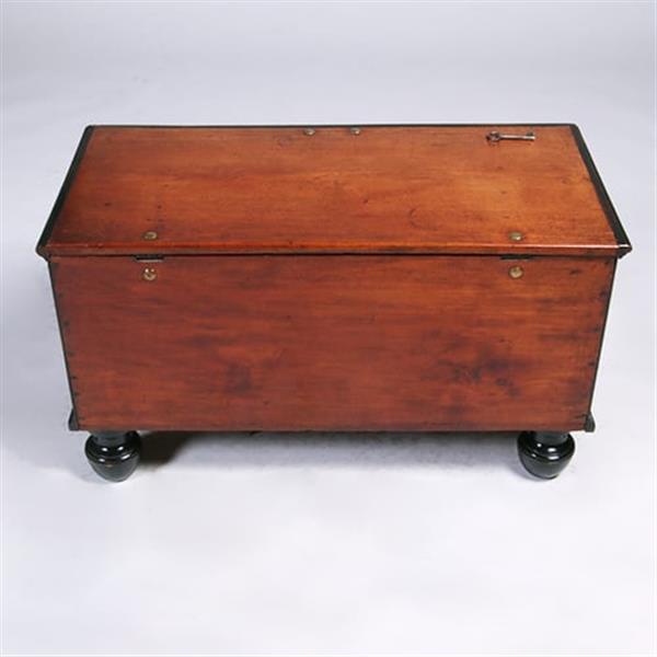 Grote foto kleine koloniale kist ca 1800 in djati met zwarte details en brons beslag no.381230 antiek en kunst stoelen en banken