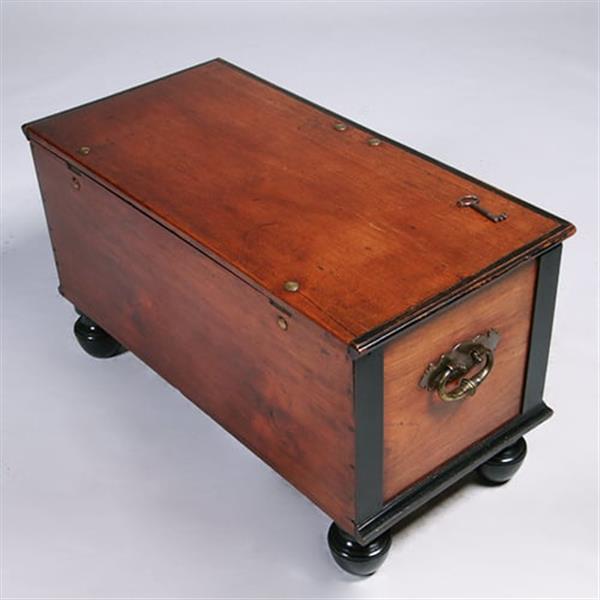 Grote foto kleine koloniale kist ca 1800 in djati met zwarte details en brons beslag no.381230 antiek en kunst stoelen en banken