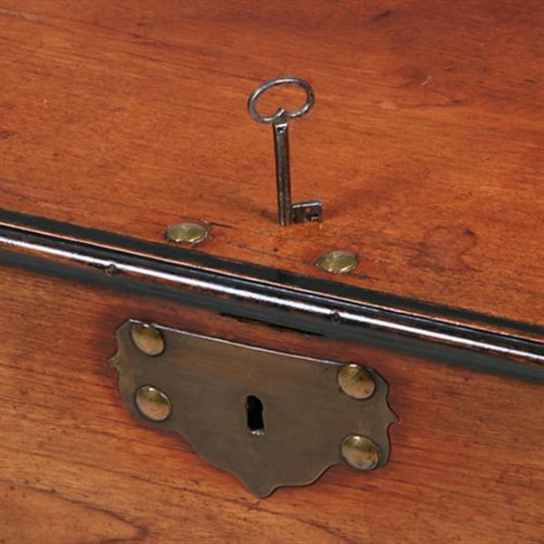 Grote foto kleine koloniale kist ca 1800 in djati met zwarte details en brons beslag no.381230 antiek en kunst stoelen en banken