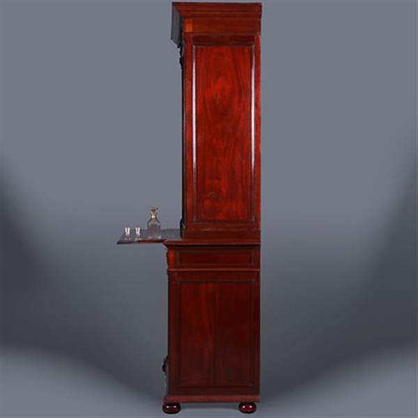 Grote foto kolossale franse mahonie boekenkast of servieskast met statige getoogde deuren en geslepen glas no antiek en kunst stoelen en banken