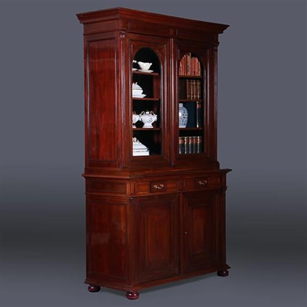 Grote foto kolossale franse mahonie boekenkast of servieskast met statige getoogde deuren en geslepen glas no antiek en kunst stoelen en banken