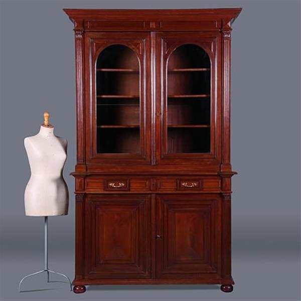 Grote foto kolossale franse mahonie boekenkast of servieskast met statige getoogde deuren en geslepen glas no antiek en kunst stoelen en banken