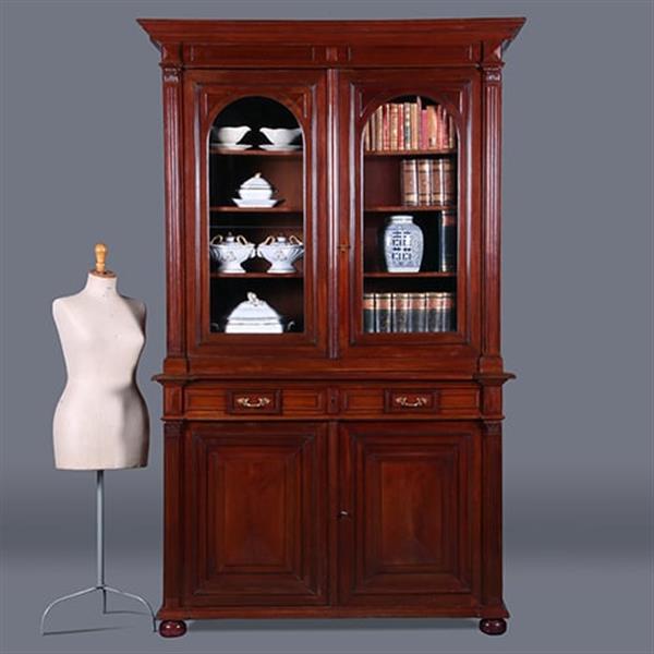 Grote foto kolossale franse mahonie boekenkast of servieskast met statige getoogde deuren en geslepen glas no antiek en kunst stoelen en banken