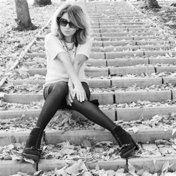 Grote foto wedstrijdje houden contacten en berichten vrouw zoekt man