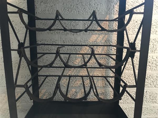 Grote foto een antiek wijnrek metalen wijnhouder voor 9 flessen wijn tuin en terras tuindecoratie