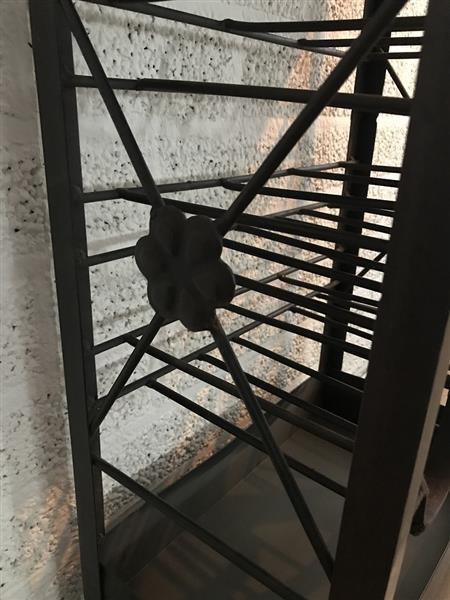 Grote foto een antiek wijnrek metalen wijnhouder voor 9 flessen wijn tuin en terras tuindecoratie
