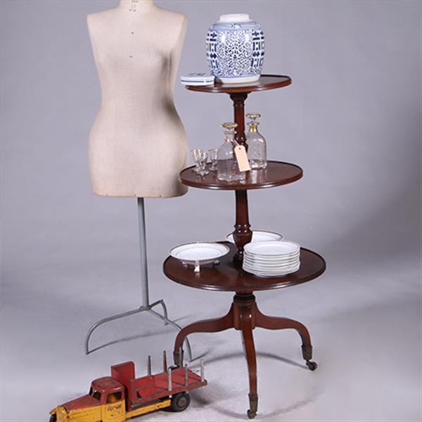 Grote foto grote 18e eeuwse dumb waiter met drie roterende bladen no.381220 antiek en kunst stoelen en banken