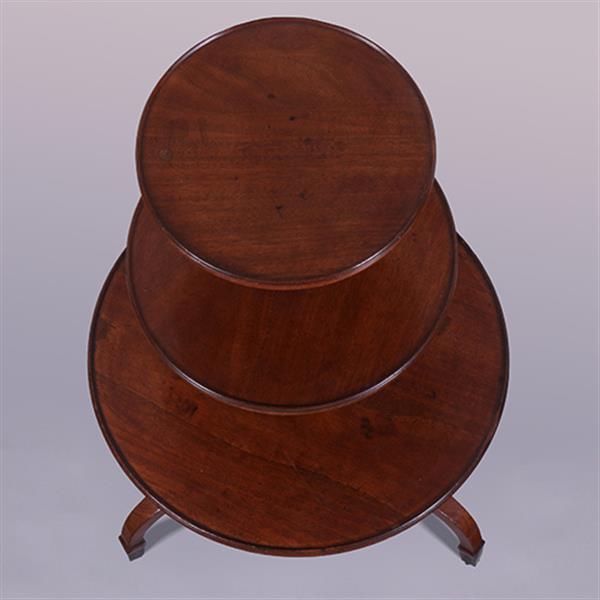 Grote foto grote 18e eeuwse dumb waiter met drie roterende bladen no.381220 antiek en kunst stoelen en banken