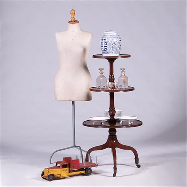 Grote foto grote 18e eeuwse dumb waiter met drie roterende bladen no.381220 antiek en kunst stoelen en banken