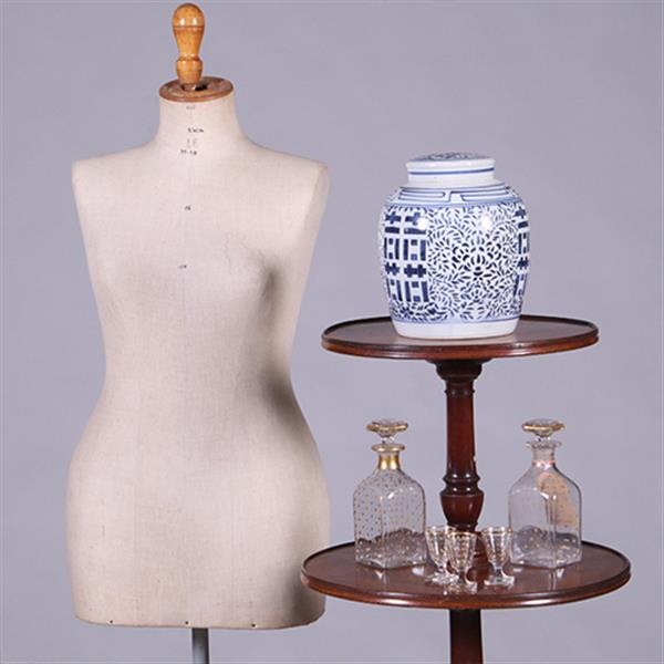 Grote foto grote 18e eeuwse dumb waiter met drie roterende bladen no.381220 antiek en kunst stoelen en banken