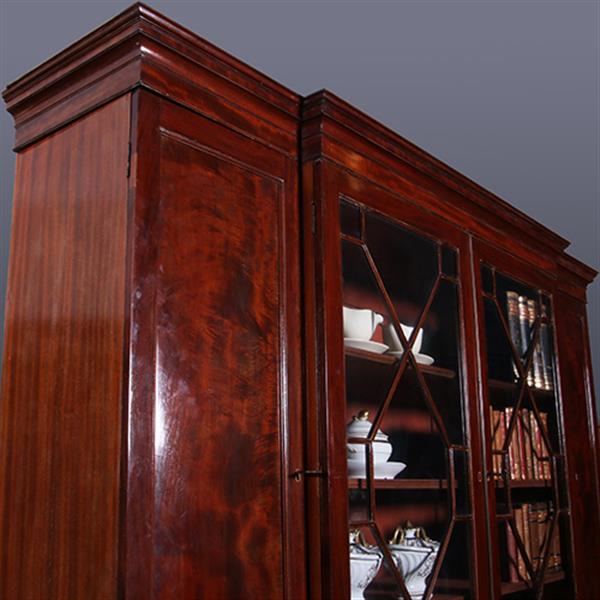 Grote foto engels mahonie breakfront bibliotheek of porseleinkast met schrijfklep no.381235 antiek en kunst stoelen en banken