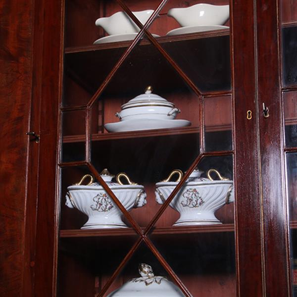 Grote foto engels mahonie breakfront bibliotheek of porseleinkast met schrijfklep no.381235 antiek en kunst stoelen en banken