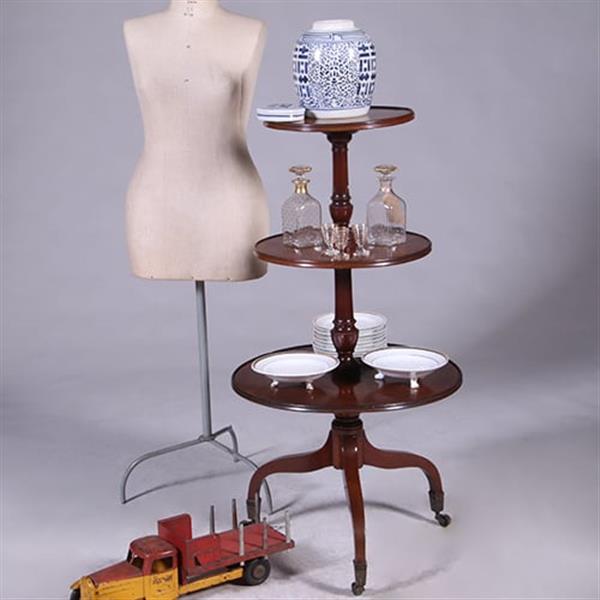 Grote foto grote 18e eeuwse dumb waiter met drie roterende bladen no.381220 antiek en kunst stoelen en banken