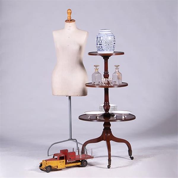 Grote foto grote 18e eeuwse dumb waiter met drie roterende bladen no.381220 antiek en kunst stoelen en banken