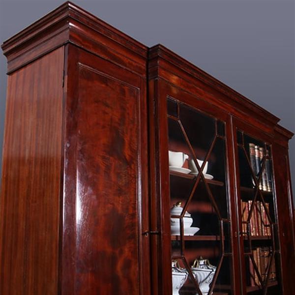 Grote foto engels mahonie breakfront bibliotheek of porseleinkast met schrijfklep no.381235 antiek en kunst stoelen en banken