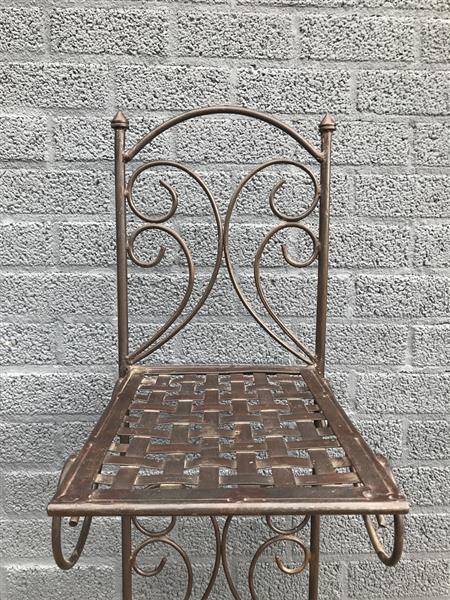 Grote foto een decoratief antiek item als houder voor objecten uniek object maar 1 beschikbaar tuin en terras tuindecoratie