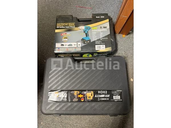 Grote foto boorhamer en accu schroevendraaier in koffer en accu slagmoer sleutel doe het zelf en verbouw onderdelen en accessoires