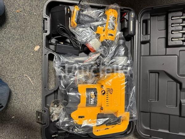 Grote foto boorhamer en accu schroevendraaier in koffer en accu slagmoer sleutel doe het zelf en verbouw onderdelen en accessoires