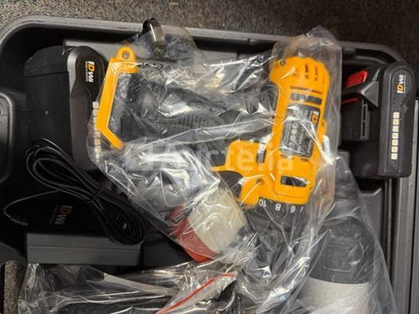 Grote foto boorhamer en accu schroevendraaier in koffer en accu slagmoer sleutel doe het zelf en verbouw onderdelen en accessoires