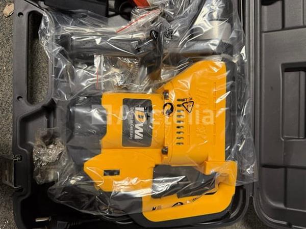 Grote foto boorhamer en accu schroevendraaier in koffer en accu slagmoer sleutel doe het zelf en verbouw onderdelen en accessoires