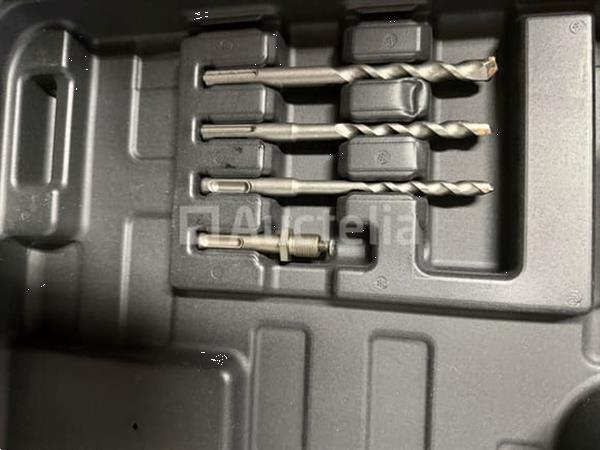 Grote foto boorhamer en accu schroevendraaier in koffer en accu slagmoer sleutel doe het zelf en verbouw onderdelen en accessoires