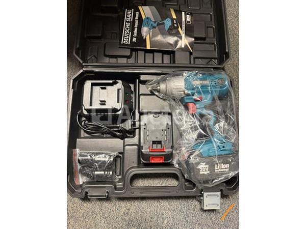 Grote foto boorhamer en accu schroevendraaier in koffer en accu slagmoer sleutel doe het zelf en verbouw onderdelen en accessoires