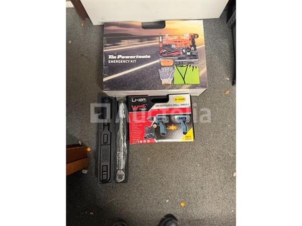 Grote foto auto noodkoffer accu schroevendraaier set en momentsleutel doe het zelf en verbouw onderdelen en accessoires