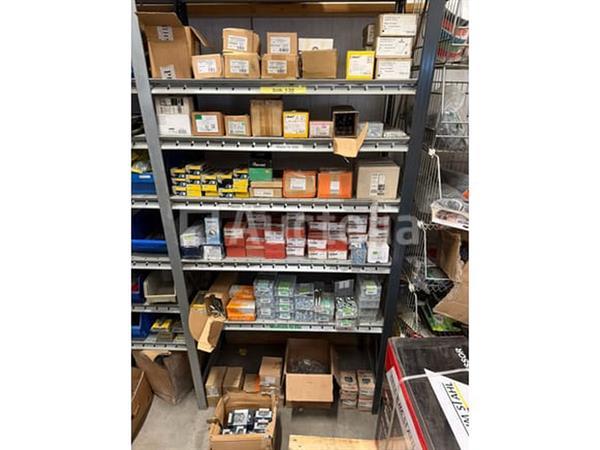 Grote foto grote partij bevestigingsmaterialen. schroeven ankers bouten en moeren waaronder rvs doe het zelf en verbouw onderdelen en accessoires