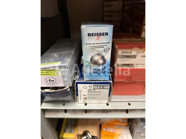 Grote foto grote partij bevestigingsmaterialen. schroeven ankers bouten en moeren waaronder rvs doe het zelf en verbouw onderdelen en accessoires