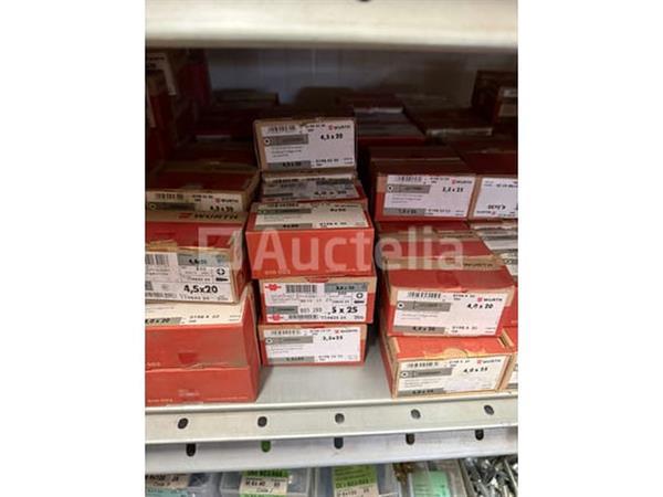 Grote foto grote partij bevestigingsmaterialen. schroeven ankers bouten en moeren waaronder rvs doe het zelf en verbouw onderdelen en accessoires