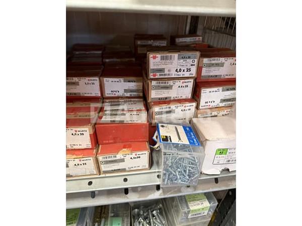 Grote foto grote partij bevestigingsmaterialen. schroeven ankers bouten en moeren waaronder rvs doe het zelf en verbouw onderdelen en accessoires