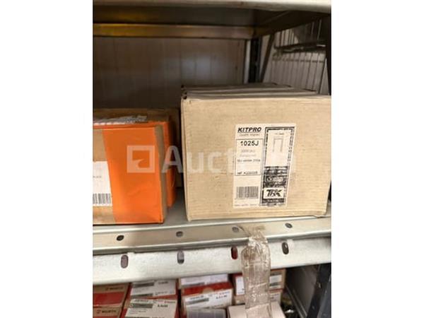 Grote foto grote partij bevestigingsmaterialen. schroeven ankers bouten en moeren waaronder rvs doe het zelf en verbouw onderdelen en accessoires