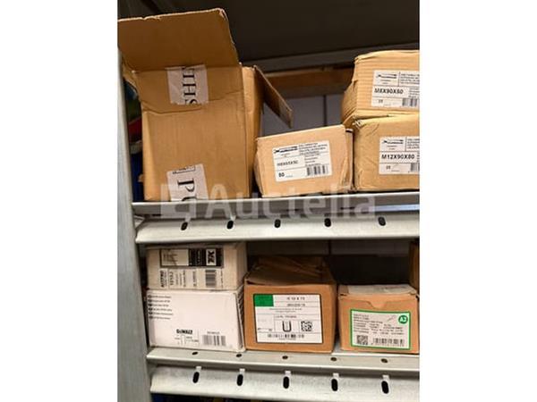 Grote foto grote partij bevestigingsmaterialen. schroeven ankers bouten en moeren waaronder rvs doe het zelf en verbouw onderdelen en accessoires