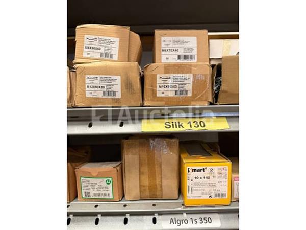 Grote foto grote partij bevestigingsmaterialen. schroeven ankers bouten en moeren waaronder rvs doe het zelf en verbouw onderdelen en accessoires